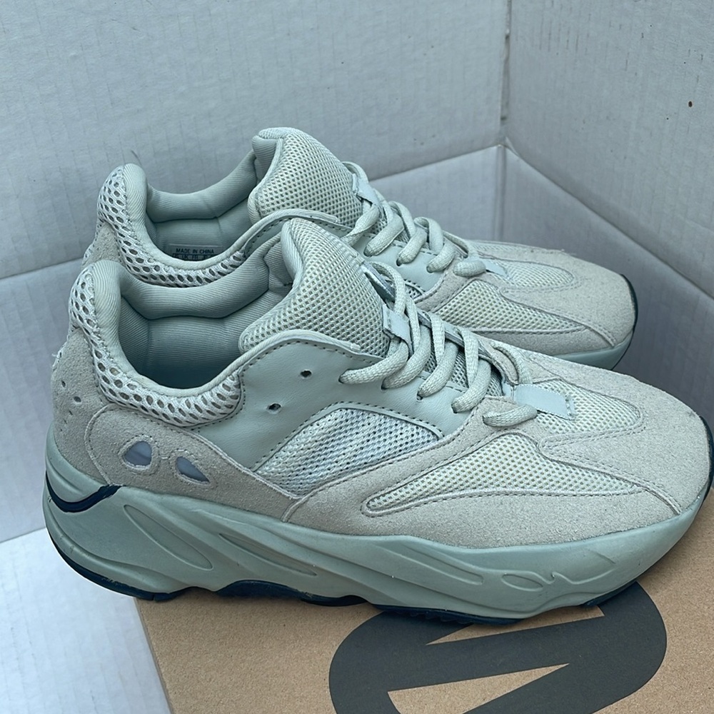 YEEZY 700 Sneakers